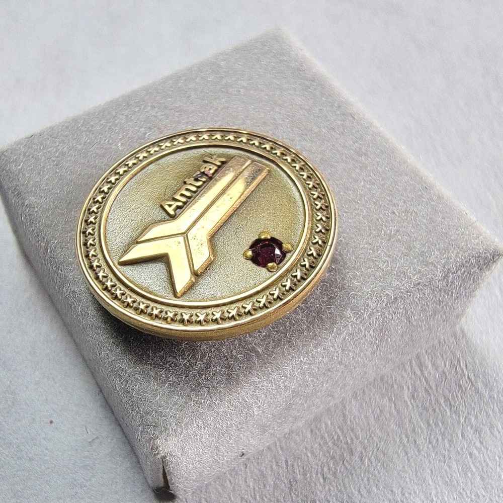 Vintage Amtrak 10k Gold Filled Service Award Pin Red‎ Gemstone Pointless Arrow